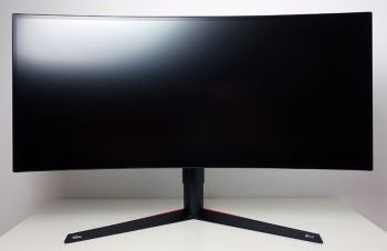 Breite Front im rahmenlosen Design des LG 34GK950G-B