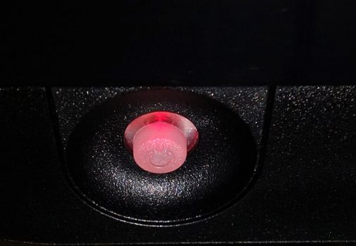 Rot leuchtend in Betrieb, rot blinkend im Ruhemodus: die Power-LED