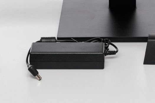 Kompaktes und leichtes Netzteil zur Versorgung von Monitor und „Thin Client“