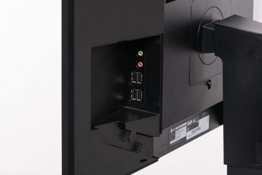 Seitlicher Erker mit vier USB-2.0-Anschlüssen sowie einem Mikrofoneingang und PC-Audio-Ausgang des „Thin Clients“