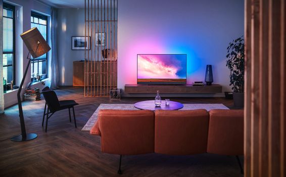 Wohnzimmer mit OLED-Fernseher von Philips