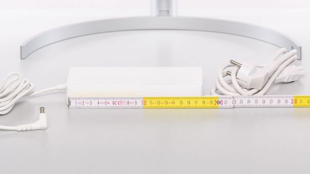 Das externe Netzteil ist ziemlich groß und schwer, kann aber auch externe Geräte mit bis zu 60 Watt mit Strom versorgen