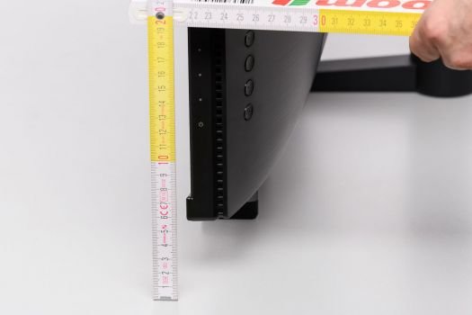 Arbeitshöhe in niedrigster Stellung (Display zum Tisch): ca. 4,5 cm
