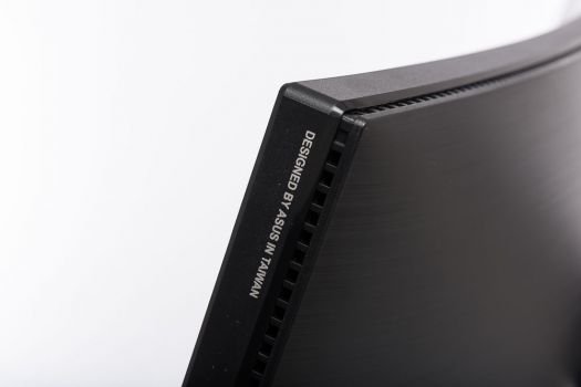 Lüftungsschlitze im Displayrahmen, Design made by ASUS