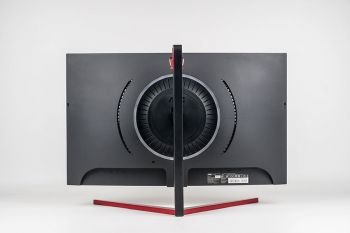 Monitor in der niedrigsten Stellung von hinten