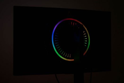 Der LED-Ring auf der Rückwand lässt sich auf viele Arten beleuchten