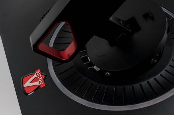 Halteplatte und Display werden über einen Einrastmechanismus verbunden