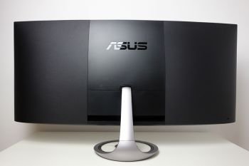 Auch die Rückseite des ASUS MX38VC macht optisch was her