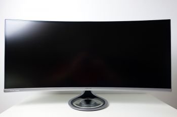 ASUS MX38VC mit Beeindruckende Größe mit gefälligem Design von vorne