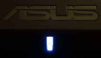 Weiß leuchtende Power-LED des ASUS MX38VC in Betrieb