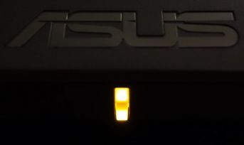 Orange leuchtende Power-LED des ASUS MX38VC im Ruhemodus