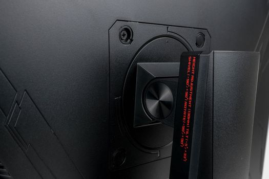 Verschraubung für die VESA-100-Halterung befindet sich unter Gummiblenden