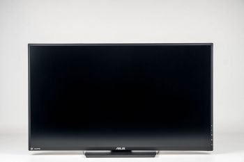 Monitor in der niedrigsten Stellung von vorn
