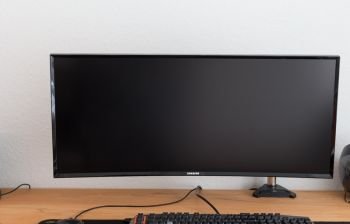 Leicht vorgezogener Monitor