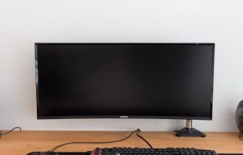 Monitor an die Wand geschoben