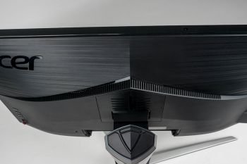 Große Belüftungsöffnungen hinten am Monitorgehäuse sind schön in das Design integriert