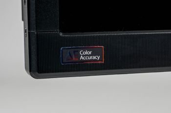 Color-Accuracy-Badge am linken unteren Rahmen vom Display