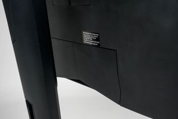 Anschluss-Panel auf der Monitorrückseite wird von einer Blende verdeckt