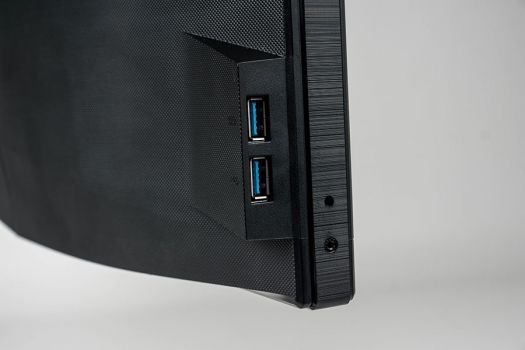 Zwei USB-3.0-Anschlüsse seitlich, wovon ein Anschluss über eine Schnellladefunktion verfügt