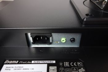 Stromanschluss sowie Audioausgang und Kopfhöreranschluss auf der Dsiplayrückseite