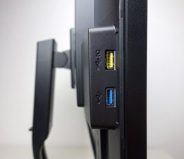 Zwei USB-3.0-Anschlüsse, einer davon mit Schnellladefunktion auf der Seite am Displayrahmen