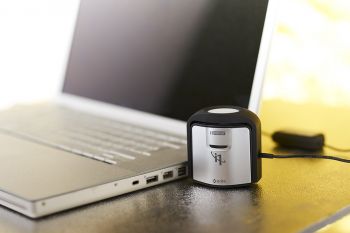 i1Display Pro bei Umgebungslichtmessung am MacBook