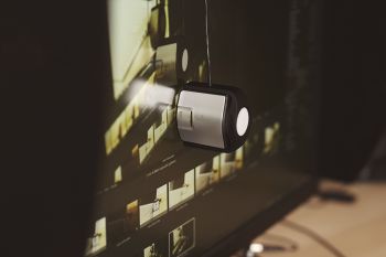 i1Display Pro mit Fixierung am Monitor