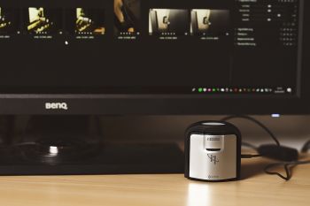 i1Display Pro bei Umgebungslichtmessung am Bildbearbeitungsmonitor