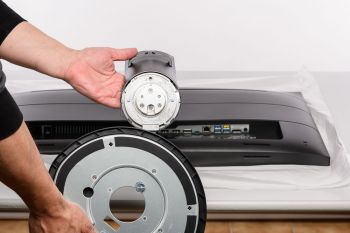 Fixierung des Fußes mit Flügelschraube am Monitorarm