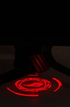 Unterhalb des Monitor-Arms können Logos auf den Untergrund projiziert werden