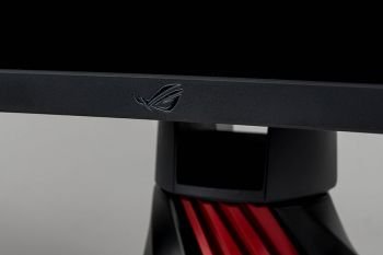 Einzig das silberne ROG-Logo findet auf dem Rahmen Platz