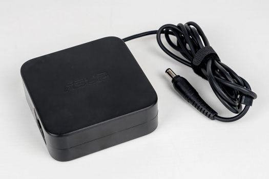 Großes Netzteil des ASUS ROG Strix XG32VQR