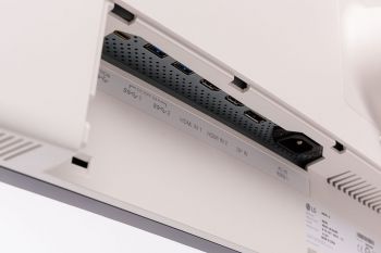Anschlüsse des LG 49WL95C-W in der Nahaufnahme