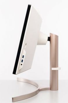 Ansicht des LG 49WL95C-W seitlich mit maximalem Neigungswinkel nach hinten