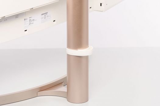Ein aufsteckbarer Kabelclip am Standbein des Monitors hilft, die Kabel zu bündeln