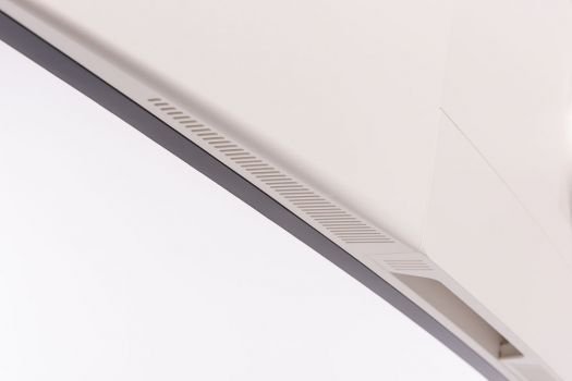 Im unteren Monitorrahmen eingebaute Stereo-Lautsprecher mit 2 x 10 Watt 