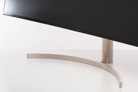 Schickes Standbein des LG 49WL95C-W aus massivem Aluminium