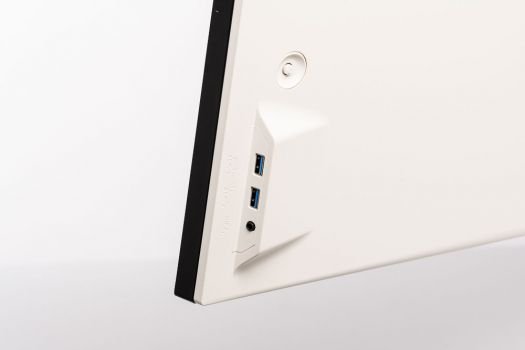  2 x USB 3.0 und 1 x Audio im Erker seitlich