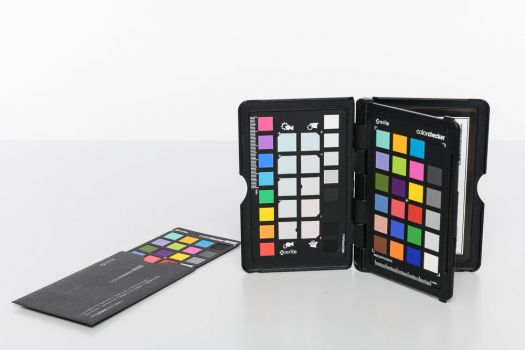 ColorChecker: Links Classic, rechts Passport (nicht im Lieferumfang)