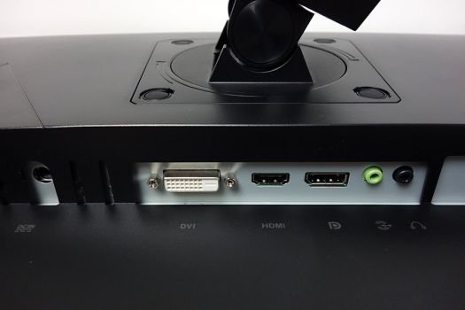 Die wichtigsten Anschlüsse sind vorhanden, Extras gibt es jedoch keine beim ASUS VG278QR