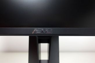 Mittig platzierter Herstellerschriftzug auf dem vorderen Bildschirmrahmen