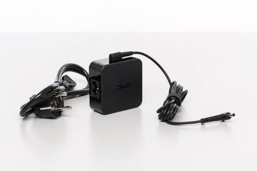 Kleines und leichtes Netzteil des ASUS ZenBeam S2