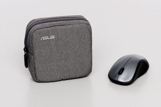 ASUS ZenBeam S2 im Größenvergleich zu einer kleinen Notebook-Maus