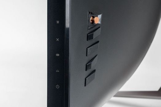 Gewohnte Bedienung des OSD-Menüs über Tasten und Fünf-Wege-Joystick