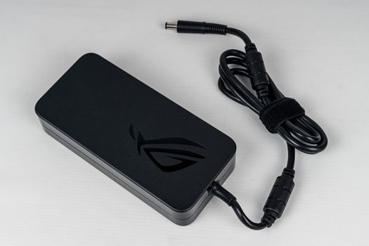 Selbst der Querschnitt des Netzkabels ist größer als bei vielen anderen ROG-Displays