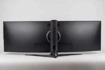 Der ASUS XG49VQ in der niedrigsten Stellung von hinten