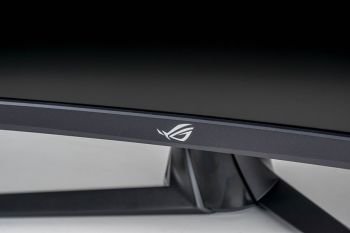 ROG-Logo unterbricht den 1,2 m breiten unteren Rahmen