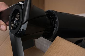 Zwei Knebelschrauben fixieren Monitor-Arm und Fuß miteinander