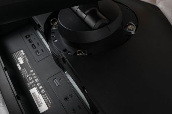 Der Monitor-Arm wird über vier Schrauben am Display befestigt