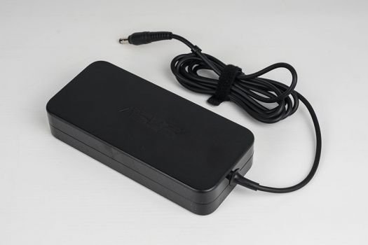 Das große Netzteil des ASUS XG49VQ produziert mit etwa 38 °C nur wenig Wärme